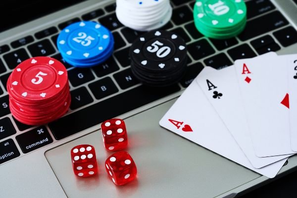 q22 apk Live Casino တွင် HD video stream ဖြင့် Baccarat ကစားနေမှု